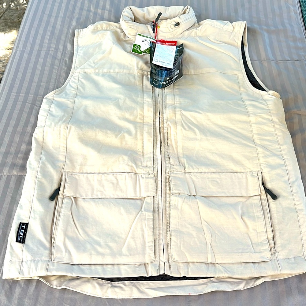 SCOTTEVEST Q.U.E.S.T VEST!!!! For Men. Size M. NWT!!!